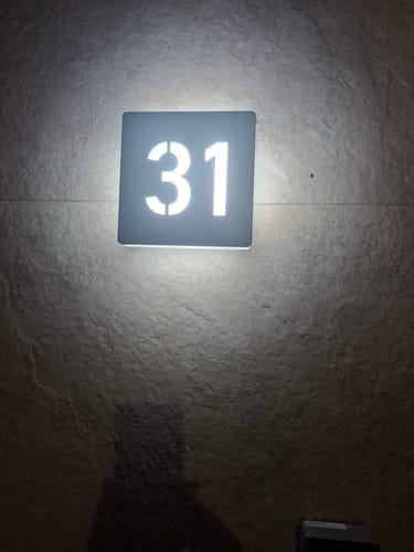 Customer photo review of Número de casa iluminado modelo Lux Square