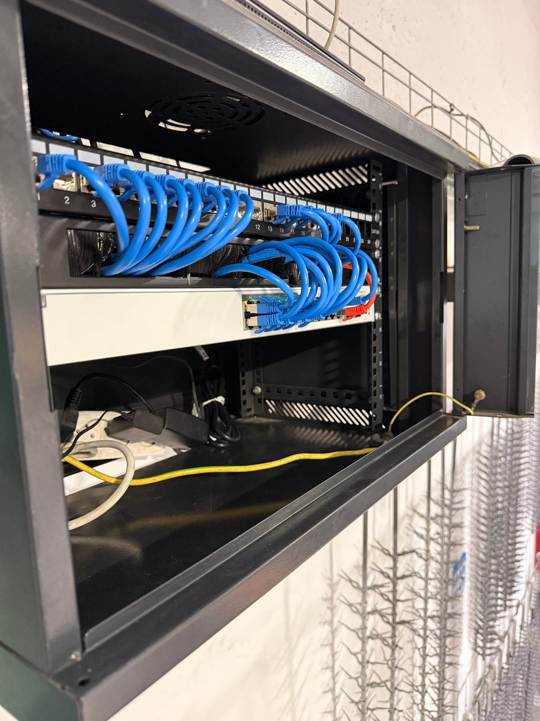 Customer photo review of HPE Networking Instant On 1830 24G 12p Class4 PoE 2SFP 195W Switch JL813A מתג POE חצי מנוהל 24 פורטים