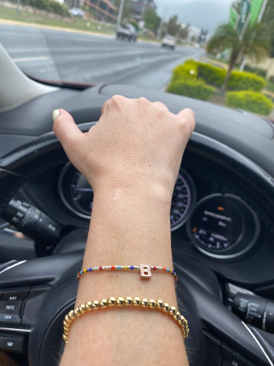 Customer photo review of Pulsera Chaquiras Rainbow Con Inicial