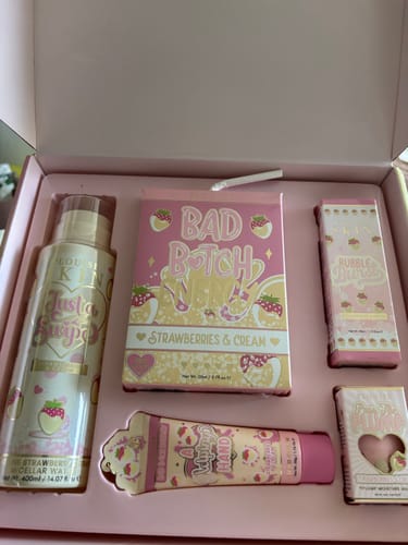 Reviewer showing the Strawberries & Cream items from the What A Treat! Duo laid out in their pink presentation box.