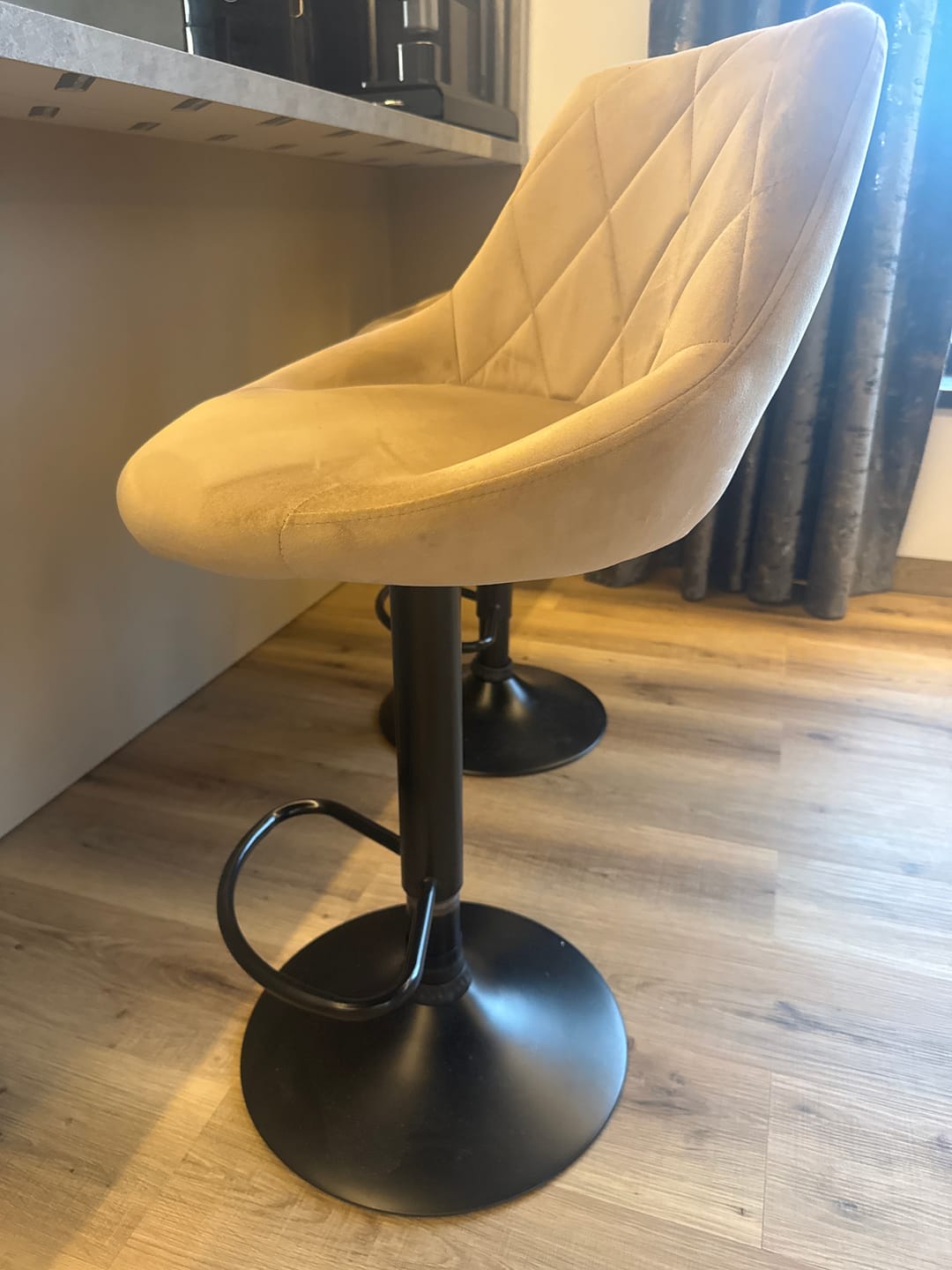 Customer photo review of Scaun de bar rotativ H101, stofa catifelata gri - Bluvel 14, 47x45x106 cm