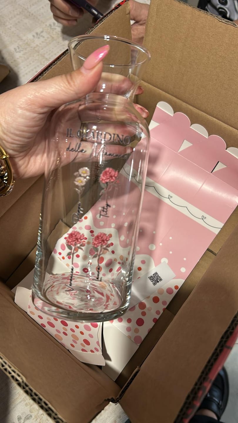 Customer photo review of Il giardino della mamma – Vaso in vetro personalizzato con nome e fiori per mamma e nonna