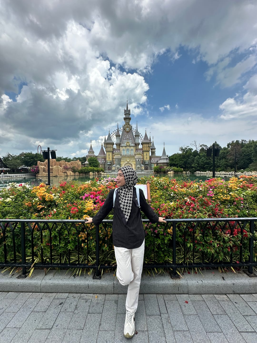 Customer photo review of Monogram Square (Black)