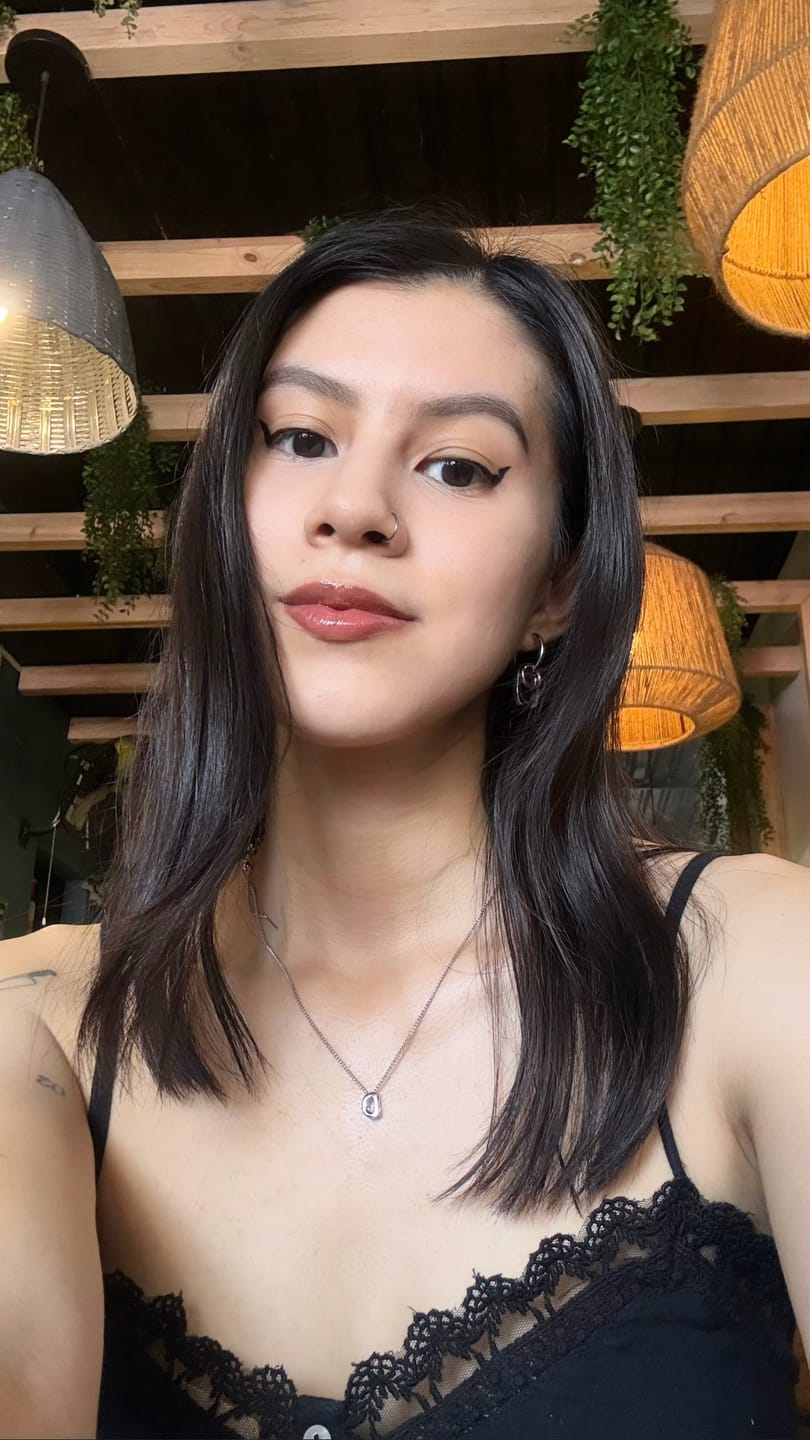 Customer photo review of Collar Plateado Mini Inicial Bubble