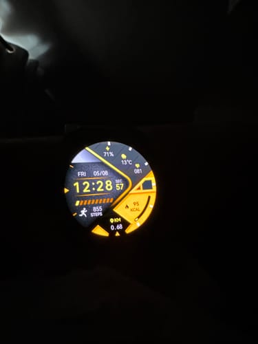 Customer's Gard Pro Ultra 3 watch face lit up in the dark, showing 71% battery life and other metrics.