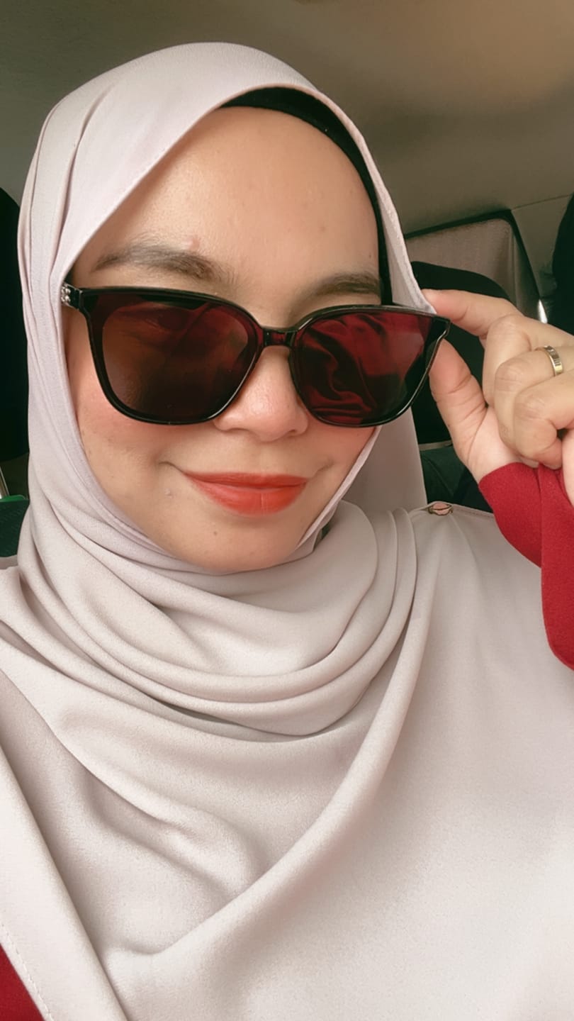 Customer photo review of Taylor Rectangular Framed Sunglasses