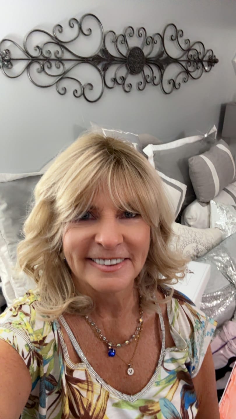 Customer photo review of CUPIDS BOW - Paparazzi Blonde