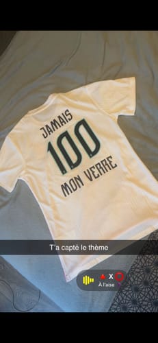 Photo d'un client montrant le dos de son maillot concept Brésil 25/26 blanc personnalisé.