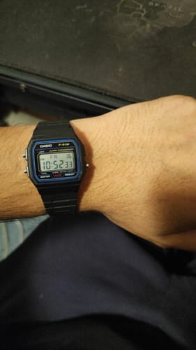 Cliente mostrando en su muñeca el reloj Casio Vintage F-91W-1DG.