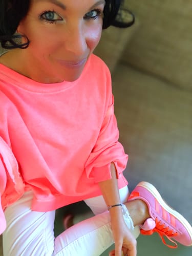Rezensentin trägt den leuchtenden Oversize-Pullover mit weitem Ausschnitt und geschlitzten Bündchen.