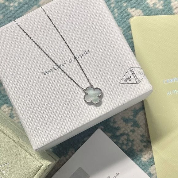 Customer photo review of MX four leaf clover necklace