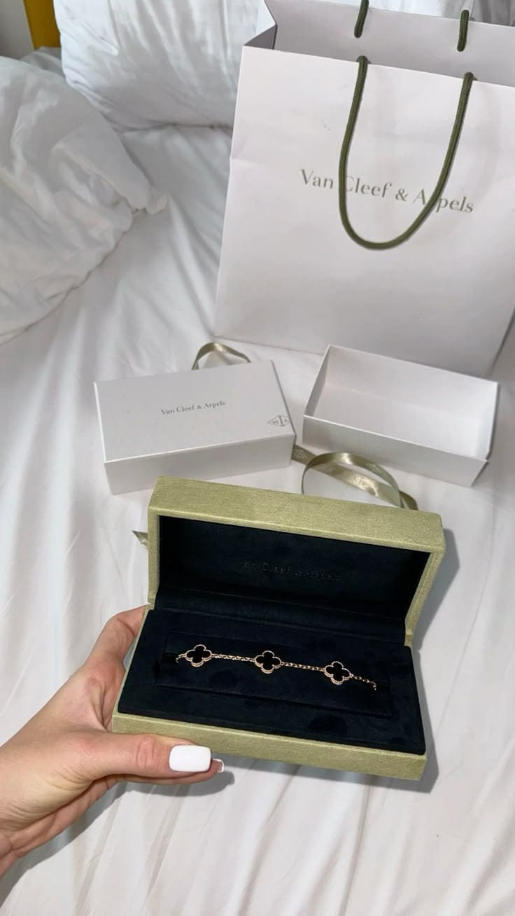 Customer photo review of MX four leaf clover bracelet