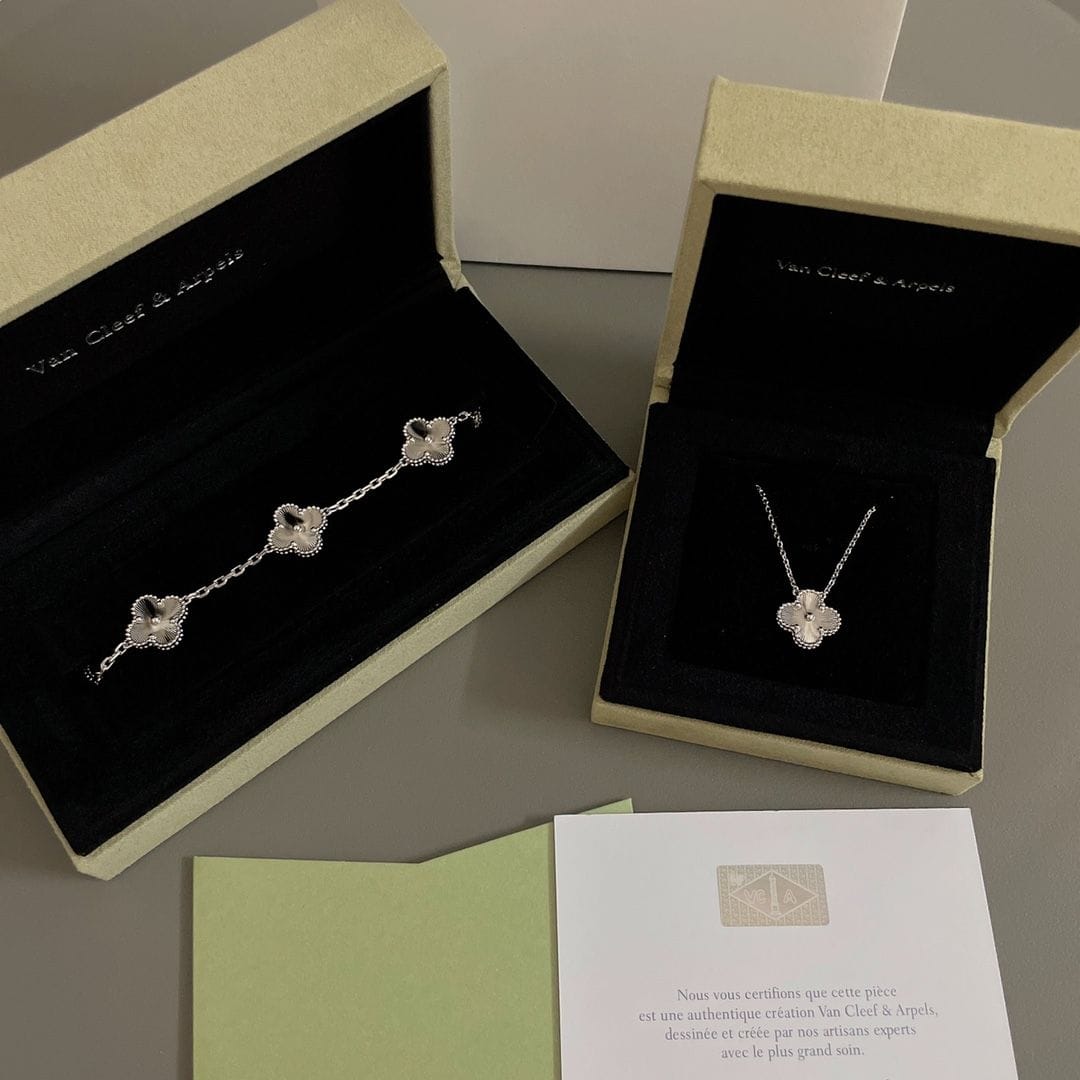 Customer photo review of MX four leaf clover necklace