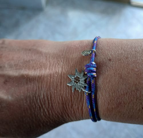 Recensione con foto di un cliente su Stella alpina - Bracciale paracord e argento 925