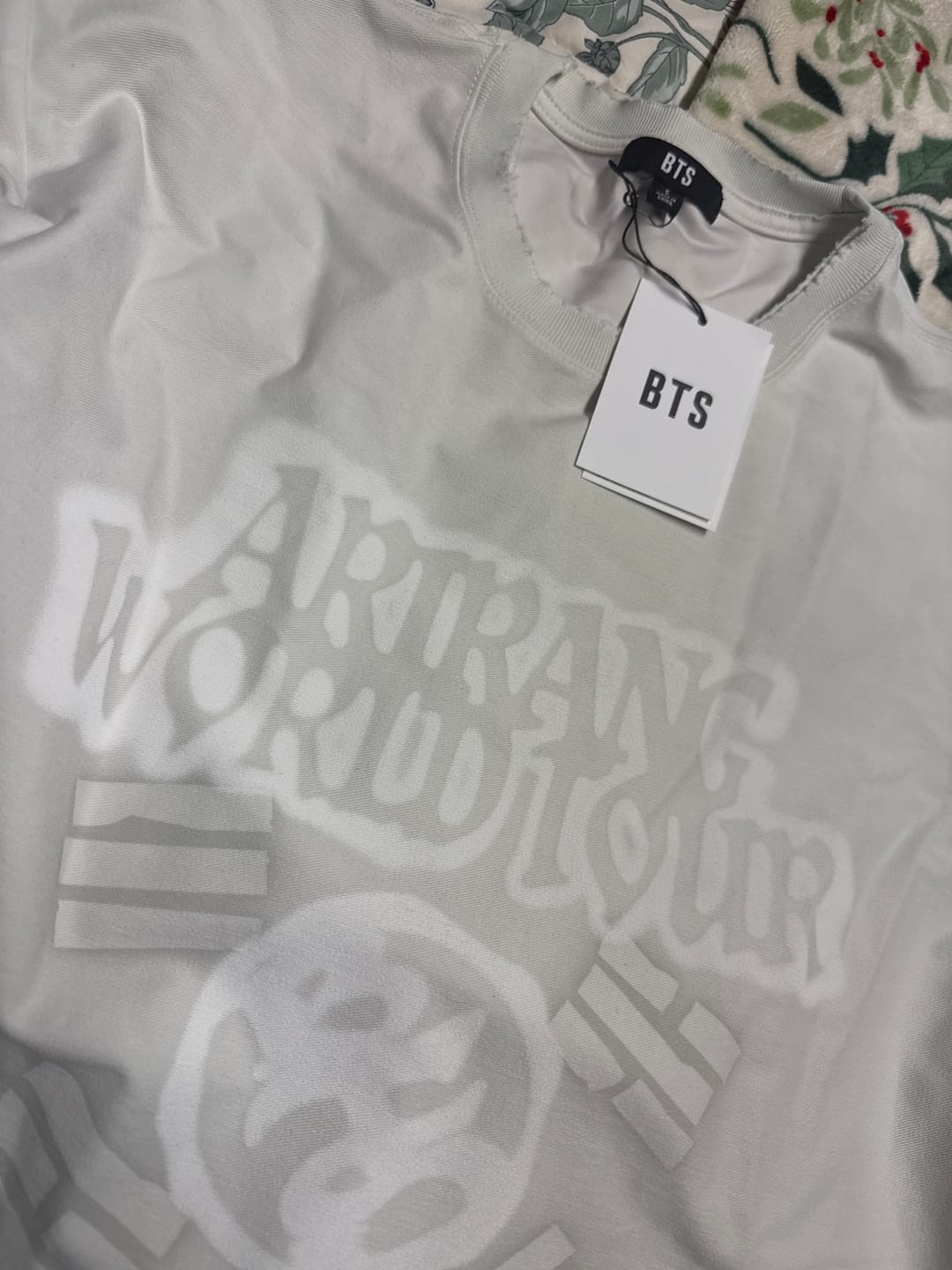 Customer photo review of BTS - ARIRANG WORLD TOUR OFFICIAL MD S/S TOUR T-SHIRT (GRAY)