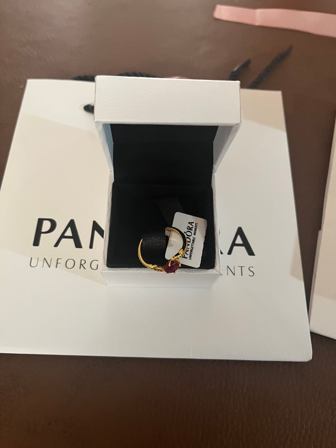 Customer photo review of ANILLO PANDORA PRINCESA DISNEY BELLA Y LA BESTIA ROSA ENCANTADA ORO 14K