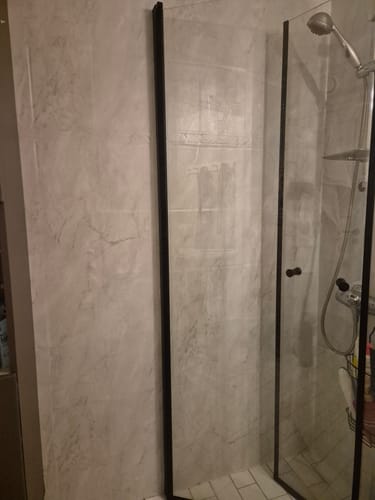Anmelderens baderomsvegg dekket med Marmor romeo hvit matt kontaktplast.