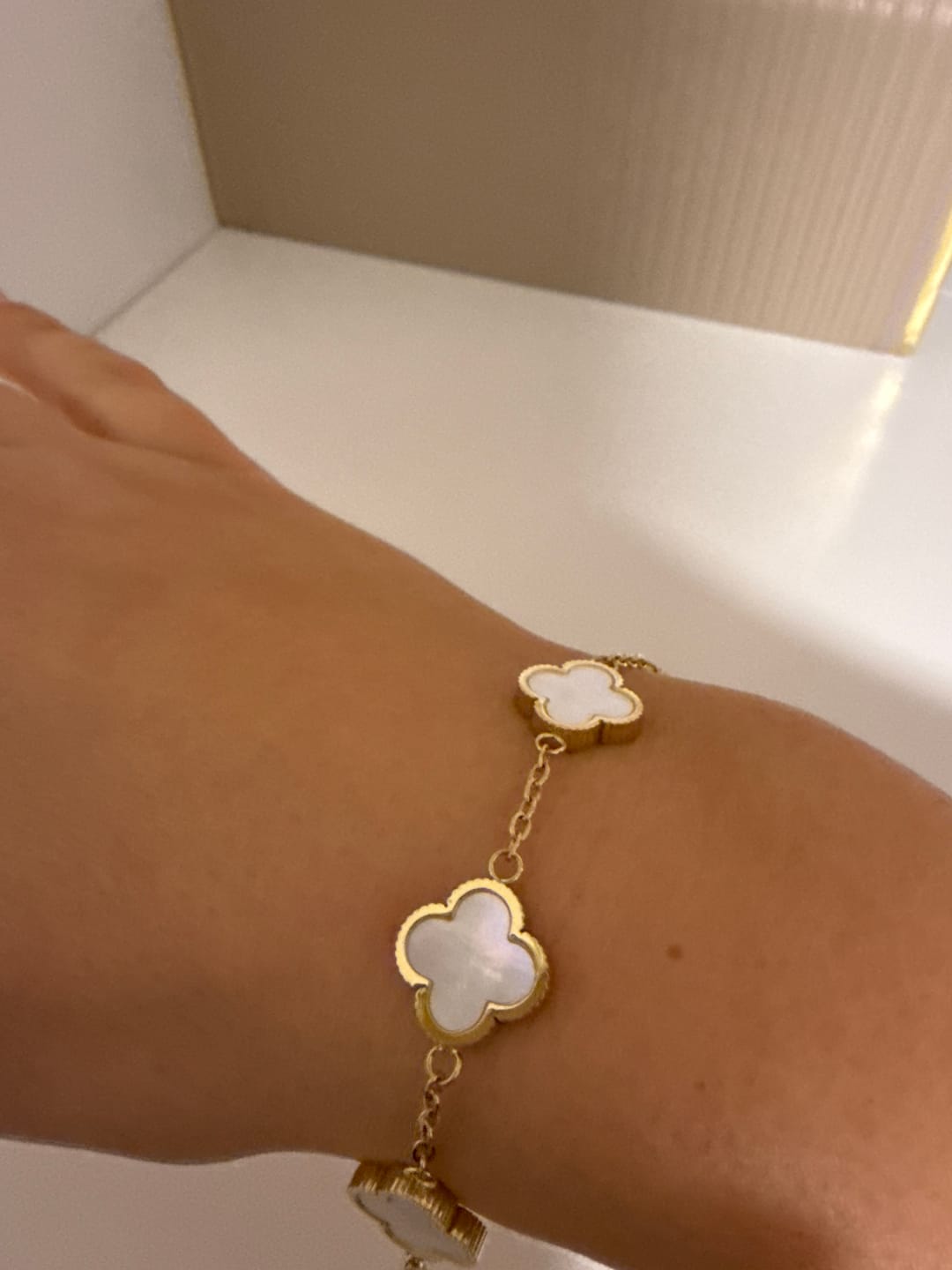 Customer photo review of Pave Perlmutt Lucky Leaf Abbaddon Armband 14K Vergoldet