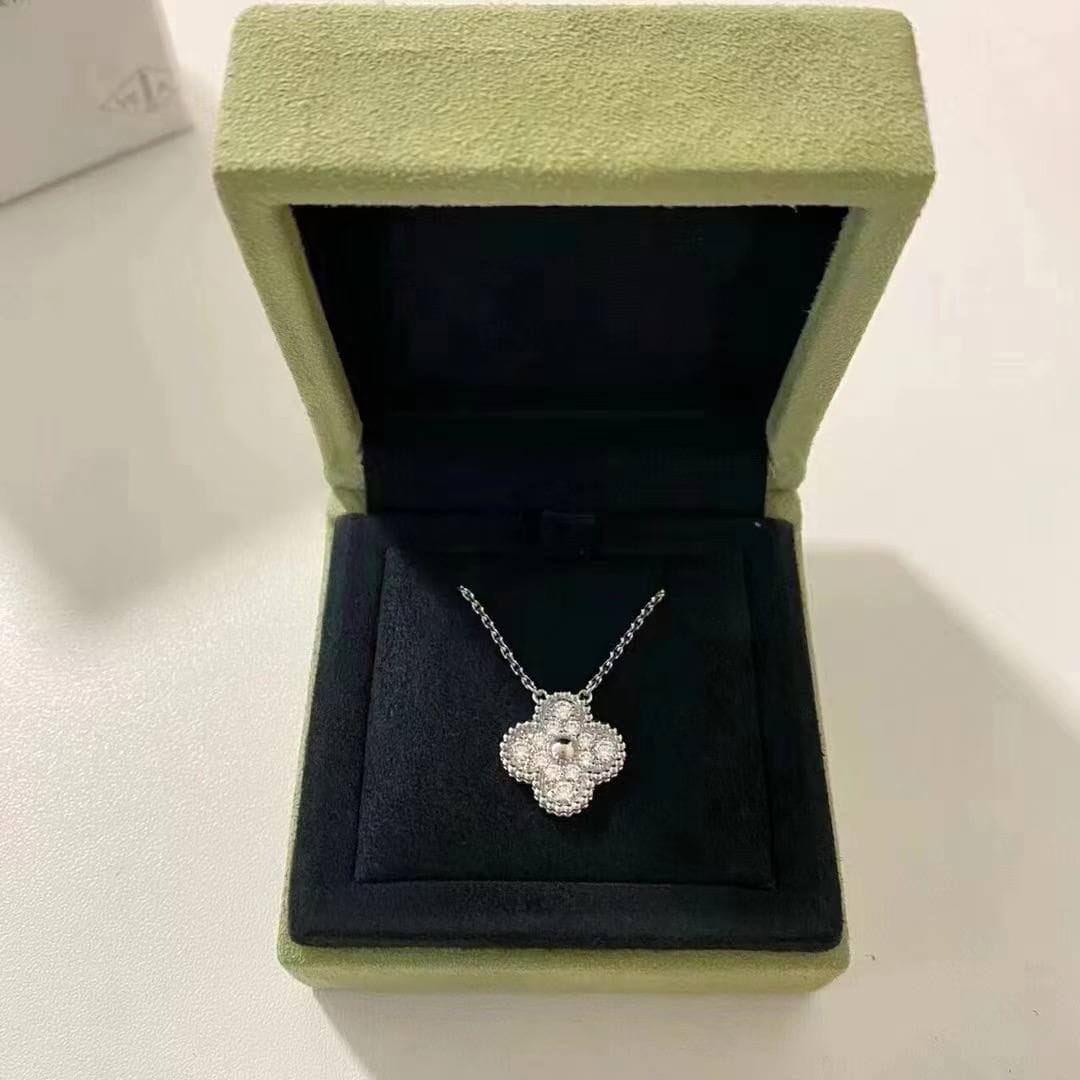 Customer photo review of MX four leaf clover necklace