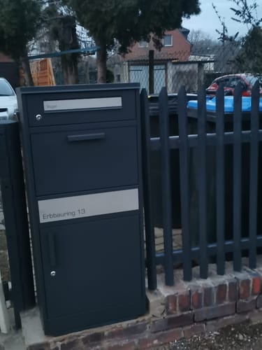 Customer photo review of Paketbox PB1 mit Briefkasten | anthrazit - RAL7016 | personalisiert mit Edelstahl-Schild