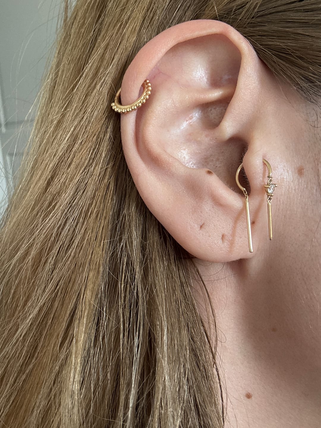 Customer photo review of Mocha Taş Detaylı Sallantılı Çubuk Altın Relax Piercing