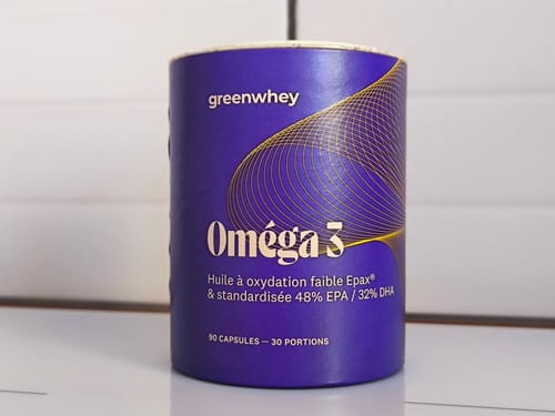 Un client montre le pot violet des compléments Oméga 3 EPAX® de Greenwhey.