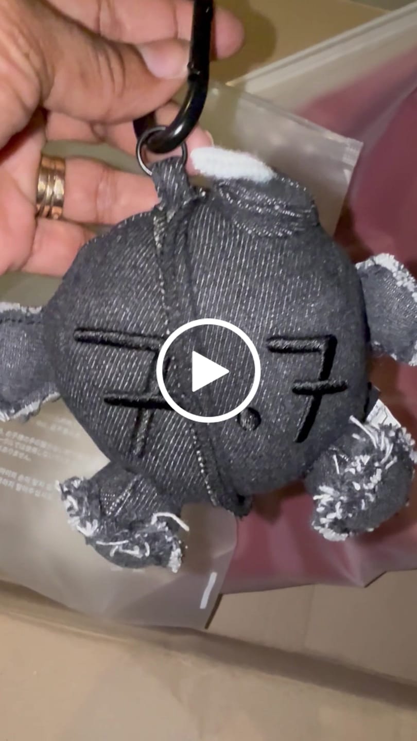 Customer video review of BTS - ARIRANG WORLD TOUR OFFICIAL MD ARMY BOMB PLUSH KEYRING