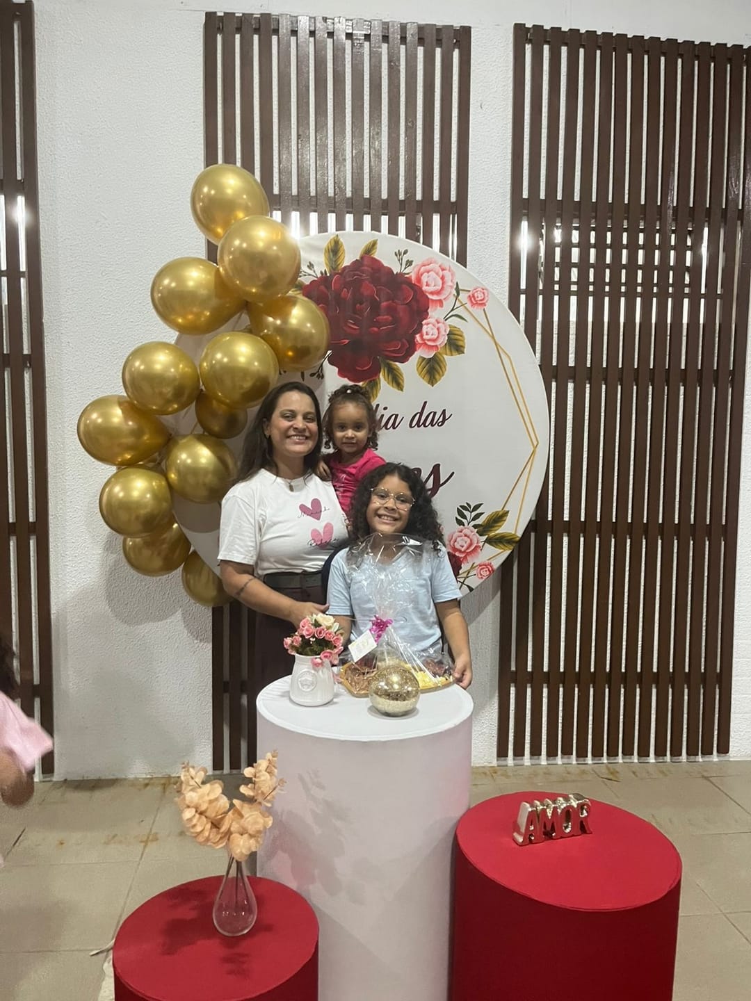 Customer photo review of Camiseta Personalizada - CORAÇÕES E NOMES (Até 5 nomes) - 100% Algodão