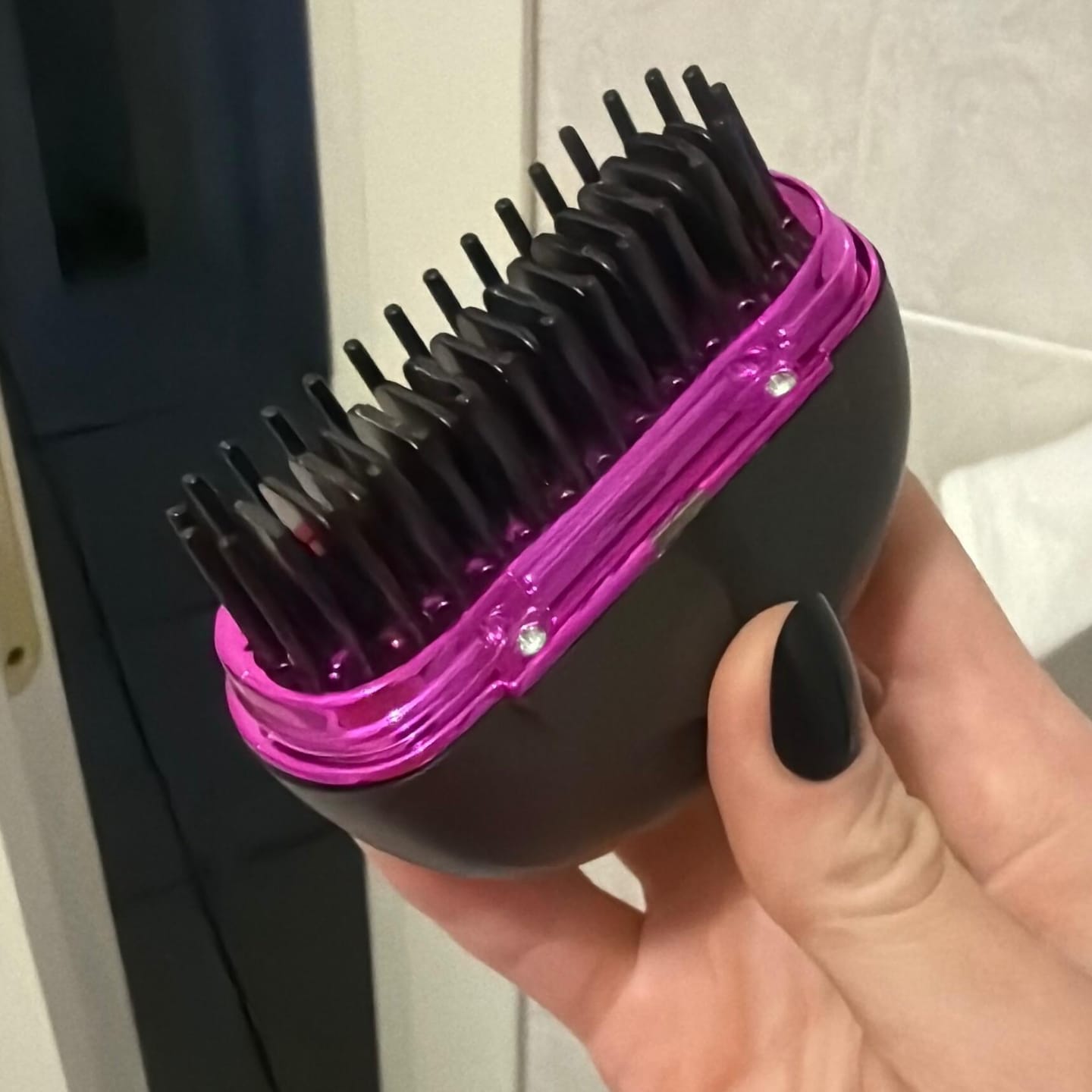 Customer photo review of HairSnapper Brush | Ritocchi hi-tech da borsa per un look sempre curato