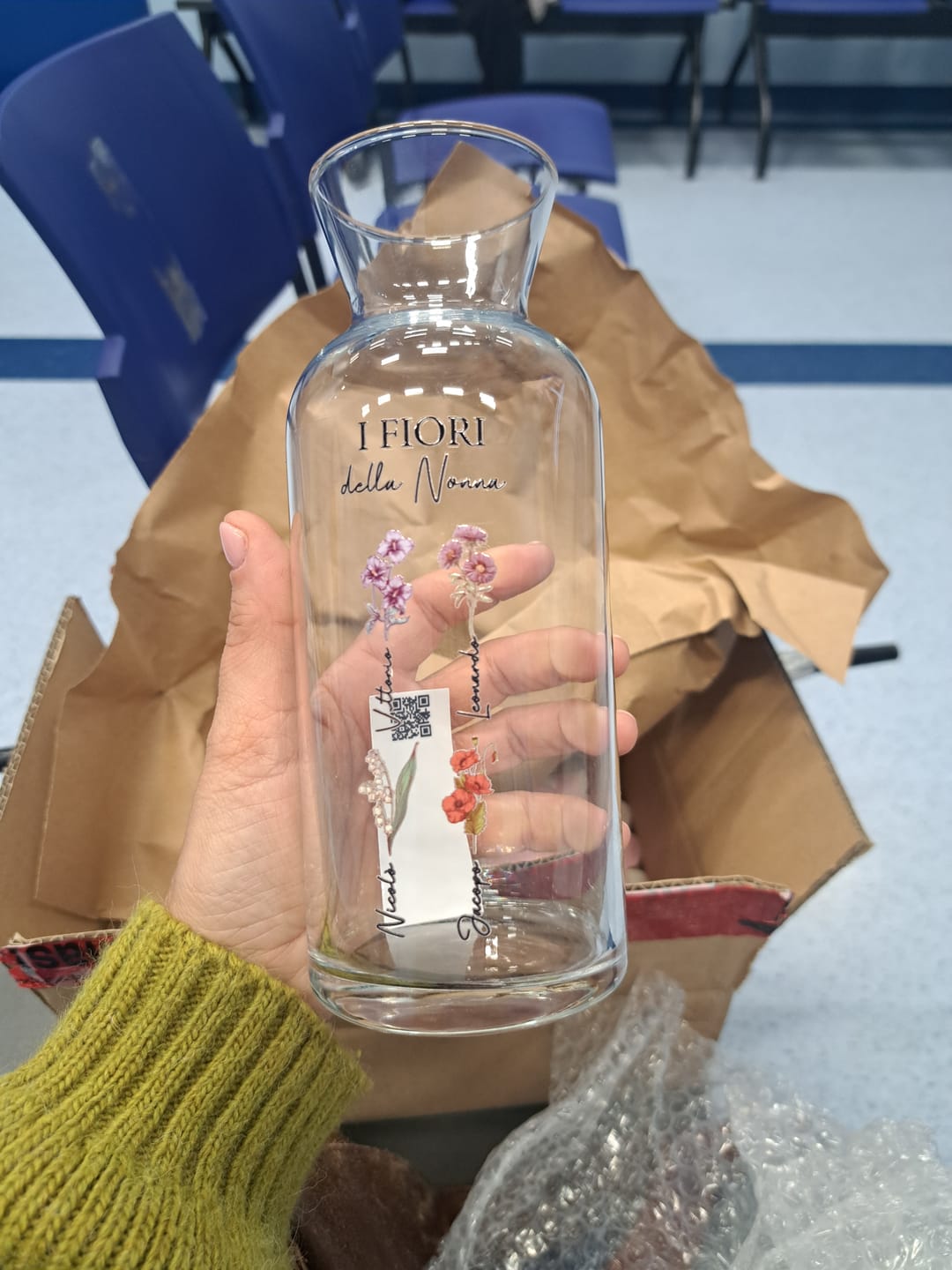 Customer photo review of Il giardino della mamma – Vaso in vetro personalizzato con nome e fiori per mamma e nonna
