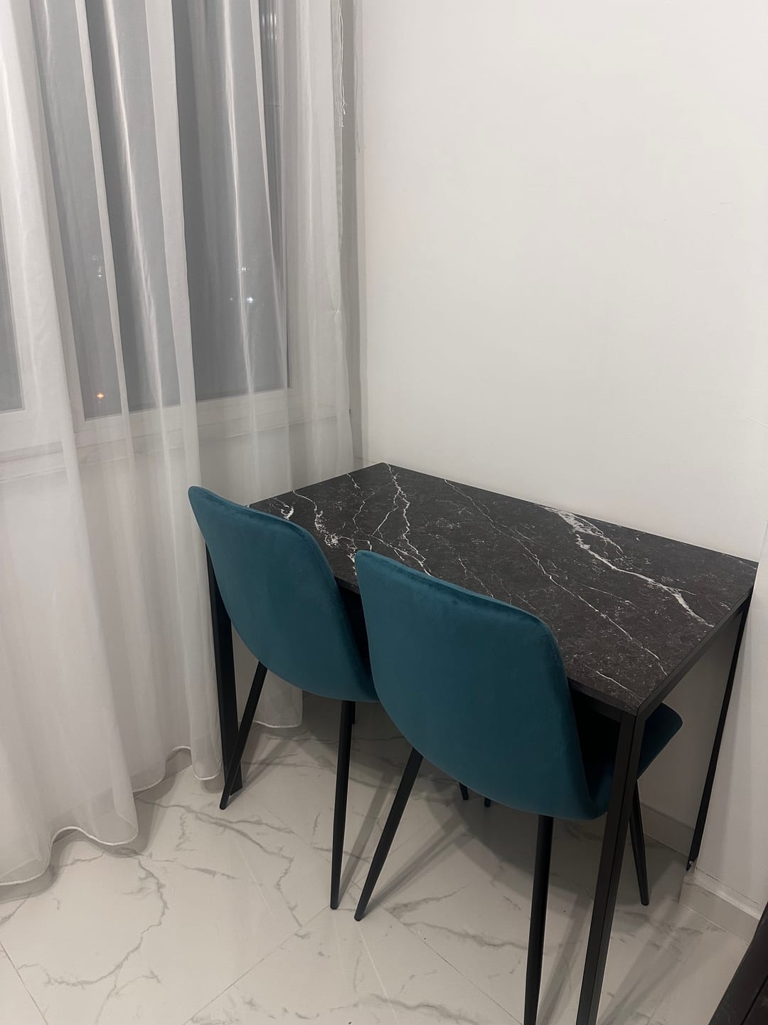 Customer photo review of Masa MARIO, negru cu efect de marmura, 100x60x75 cm