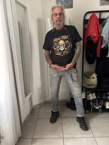Client portant le t-shirt noir Pirate Ride Fast Live Free dans un intérieur.