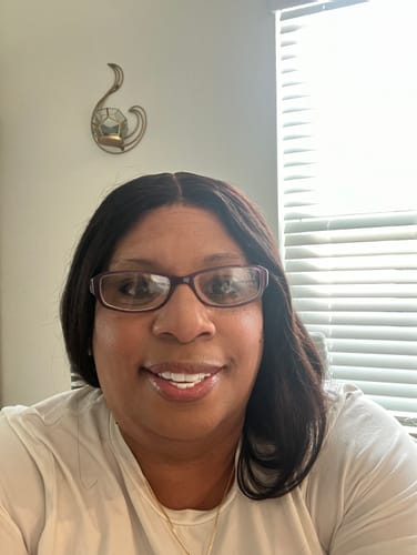 Customer smiling, showing her bright smile while wearing REMAKE Spare Veneers.