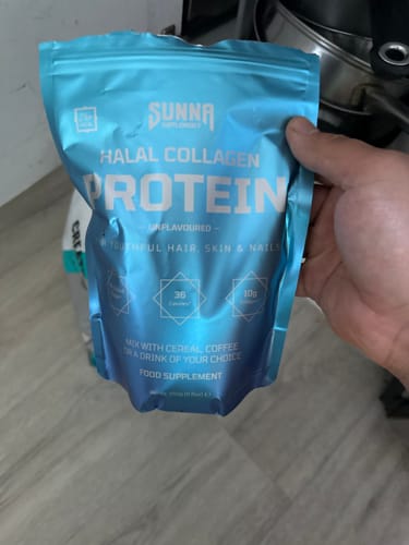 A customer holding a light blue pouch of Sunna Halal Collagen Protein.