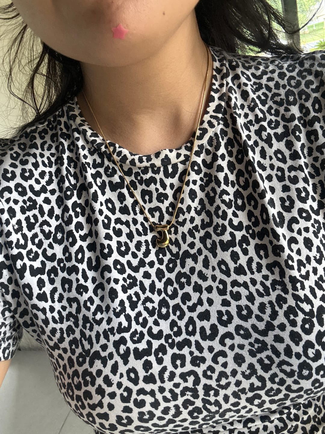 Customer photo review of Collar Delgado Inicial Bubble Dorado