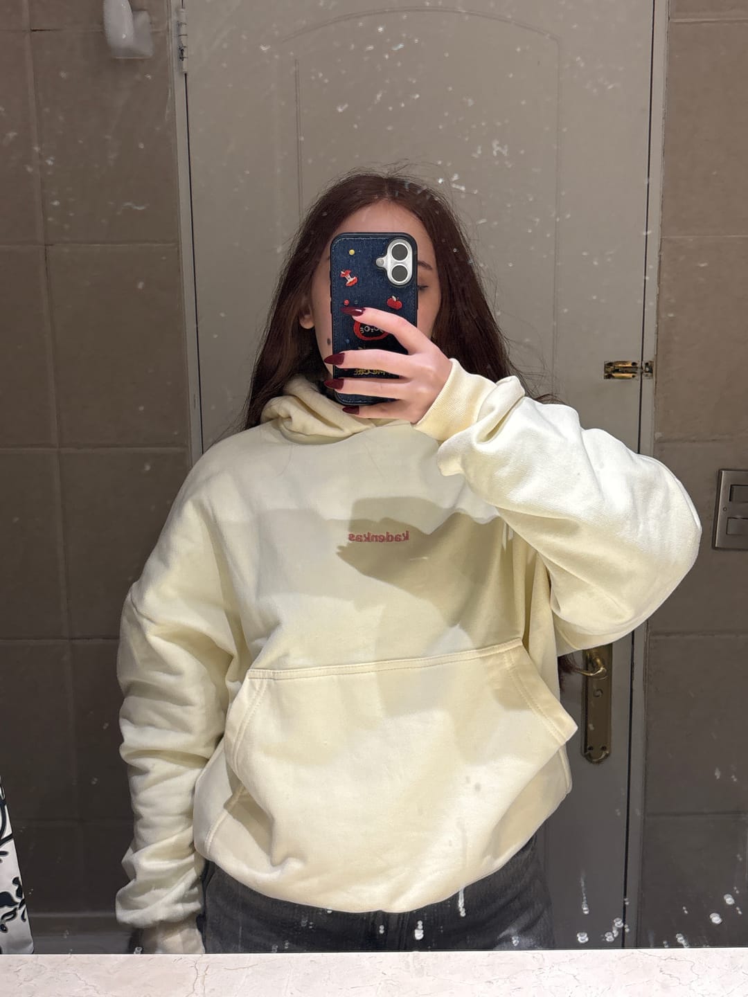 Customer photo review of POLERÓN HOODIE MANTEQUILLA - OVERSIZE CON GORRO LOGO Y ESPALDA BORDADO