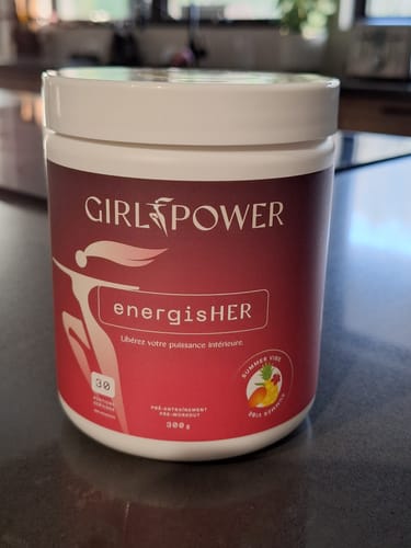Pot du supplément EnergisHER de Girl Power, saveur Summer Vibe, posé sur un comptoir de cuisine.