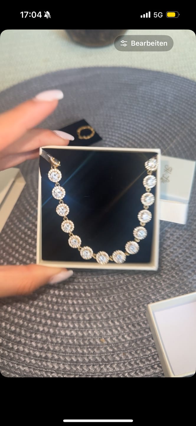 Customer photo review of Bold Pave Huggie Hoop Ohrringe - Small