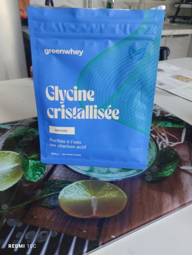 Photo d'un client montrant le sachet bleu de Glycine cristallisée posé sur une table.