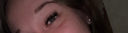 Nahaufnahme des Auges einer Rezensentin, die die voluminösen Eye Candy Wimpern trägt.