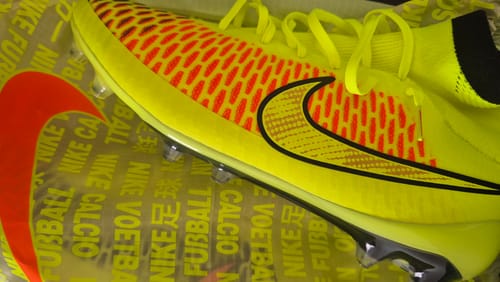Avis photo d'un client sur Magista Obra - Neon/Sort/Rød