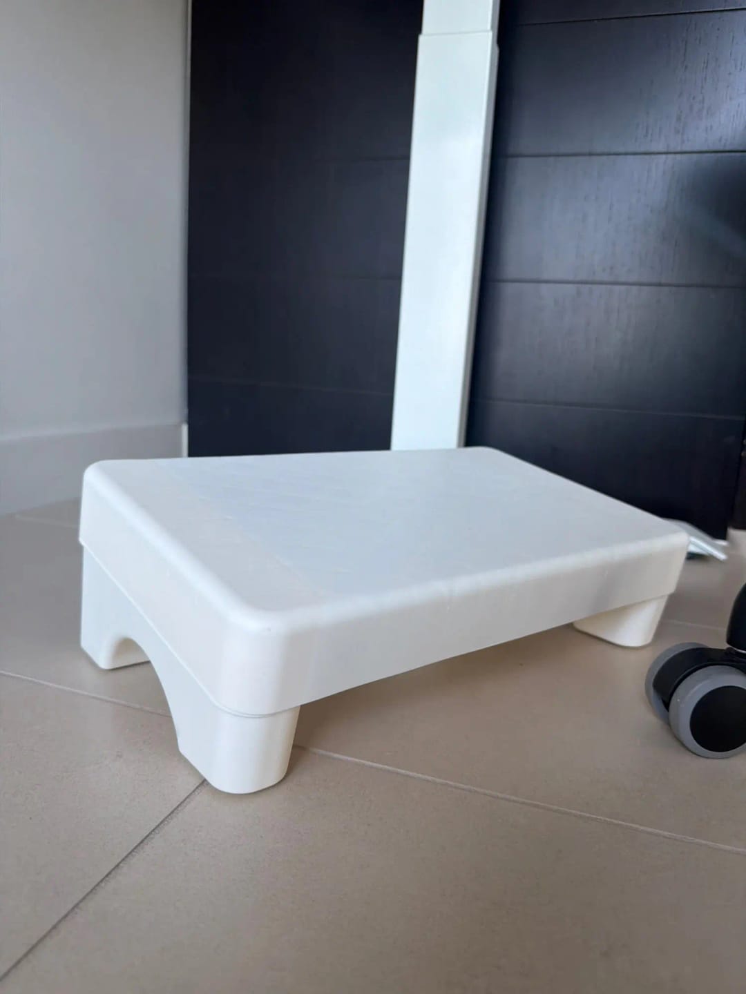 Customer photo review of Ergonomic PP Footrest for Office Desk. Fits Under Desk, Use at Work, Sofa & Study. Comfortable & Space-Saving.
