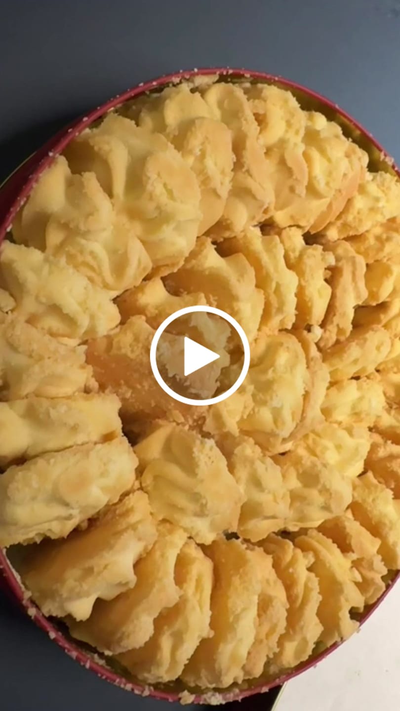 Customer video review of 4 Tins of Lowrey Handmade Plain Butter Cookies (Value Pack)