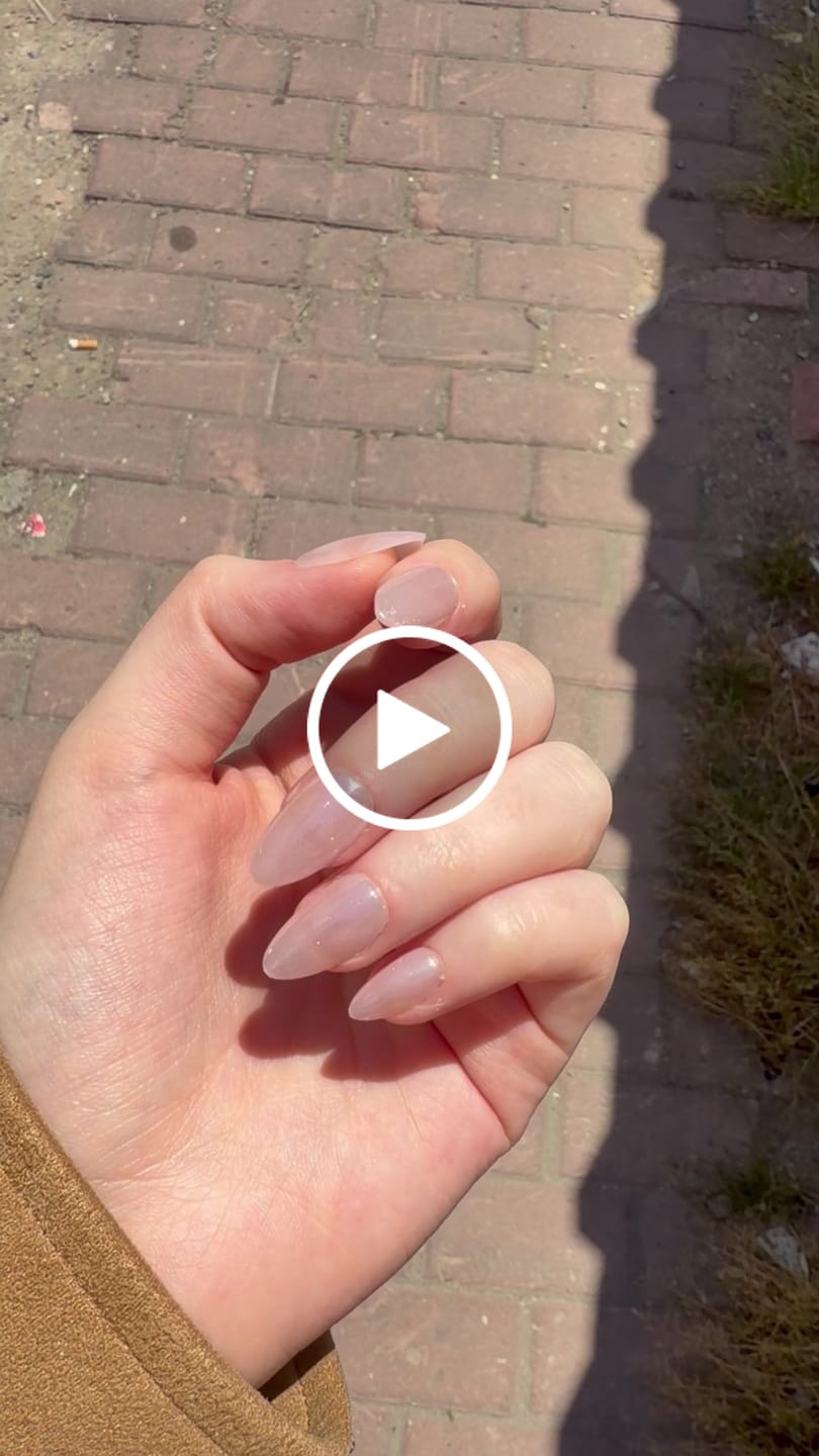 Customer video review of Shimmer Petal - Short Almond - 30 Adet Takma Tırnak
