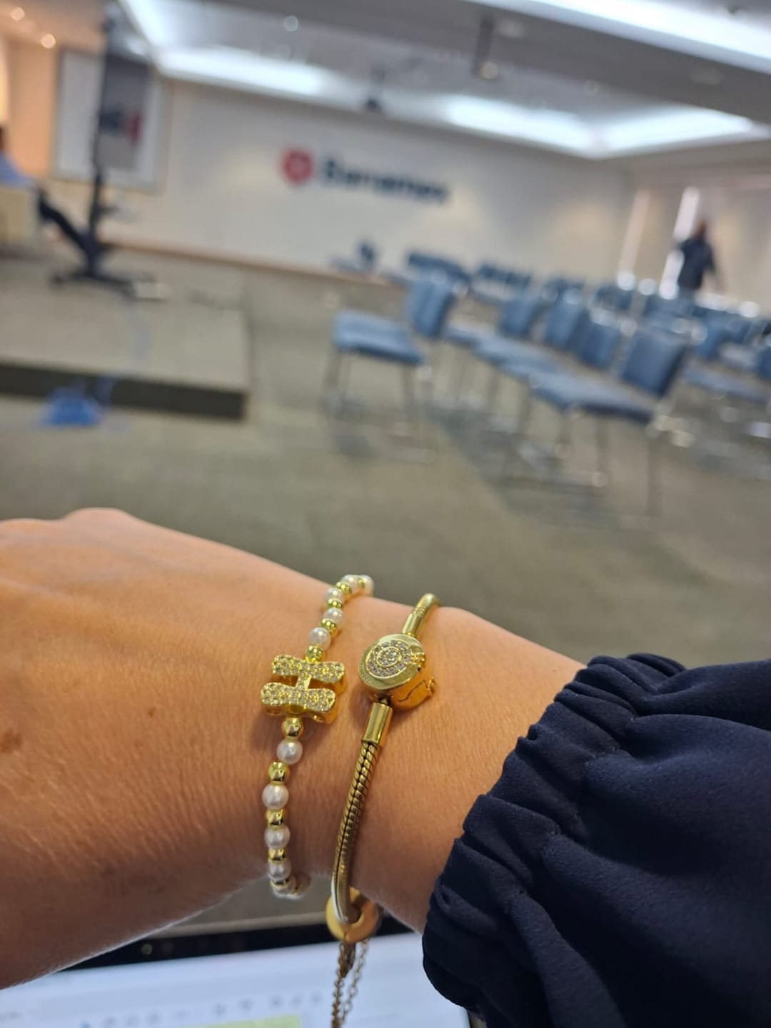 Customer photo review of Pulsera Bolitas Doradas y Perlas Con Inicial Zirconias