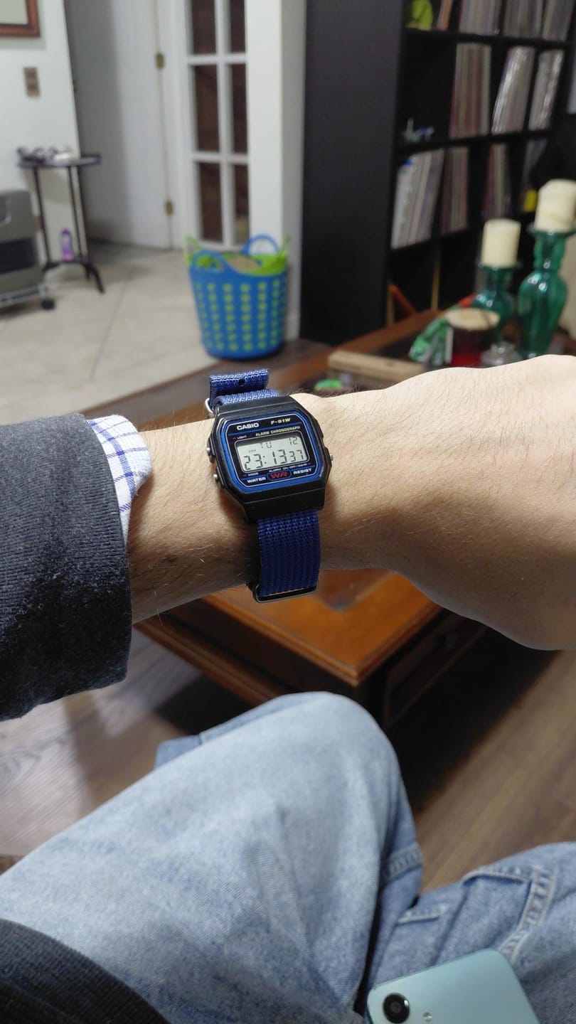 Customer photo review of Correa Nato Dando La Hora Azul