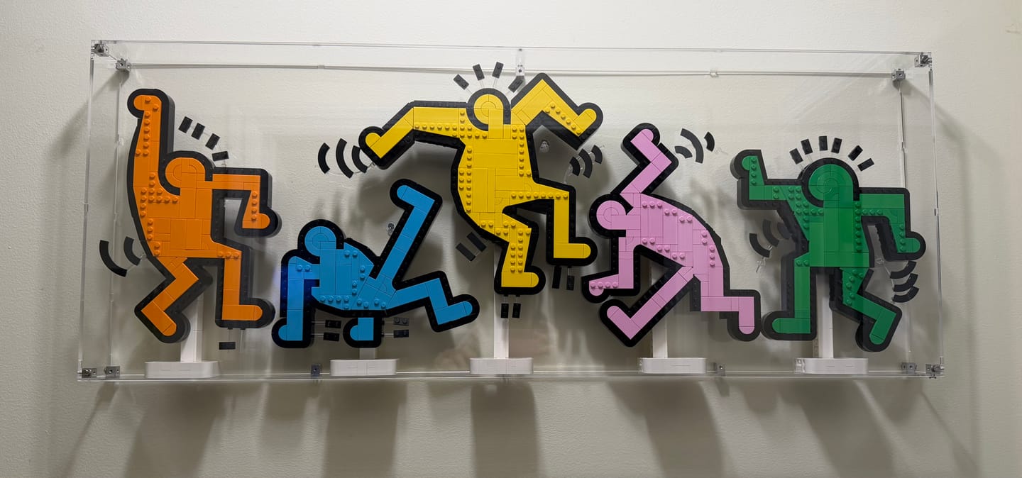 Customer photo review of Wall Mounted Display Case for LEGO® 31216 Art Keith Haring – Dancing Figures