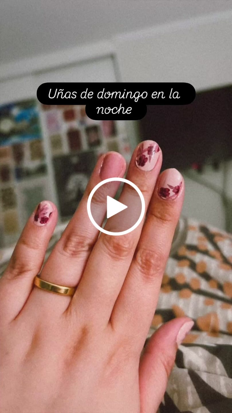 Customer video review of Flores Burdeo | Stickers de Esmalte