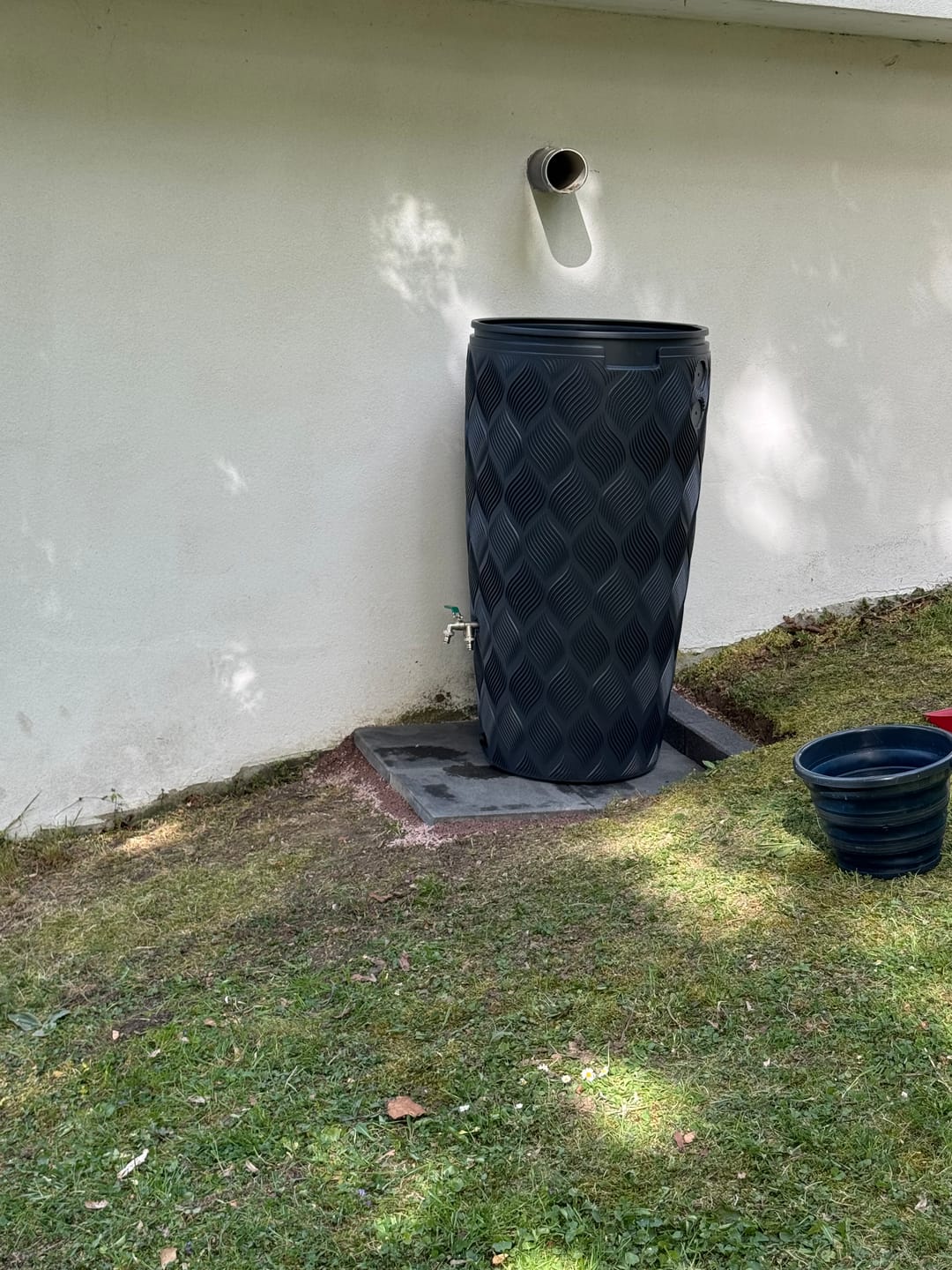 Customer photo review of Regentonne Sebareeze 240 Liter – modernes Design & nachhaltige Regenwassernutzung