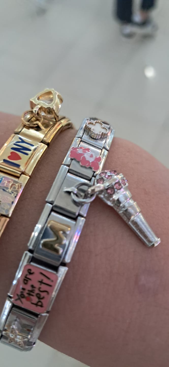 Customer photo review of Charm Inicial Dorada